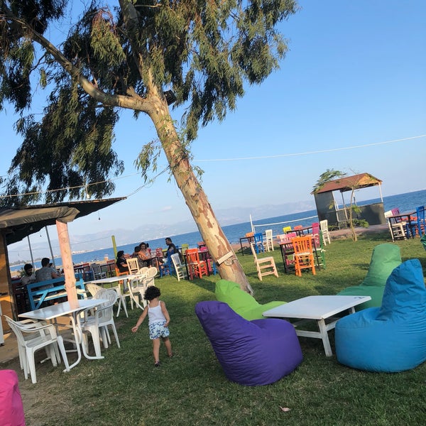 รูปภาพถ่ายที่ Sever Cafe Beach Park โดย Ayşegül G. เมื่อ 8/29/2018