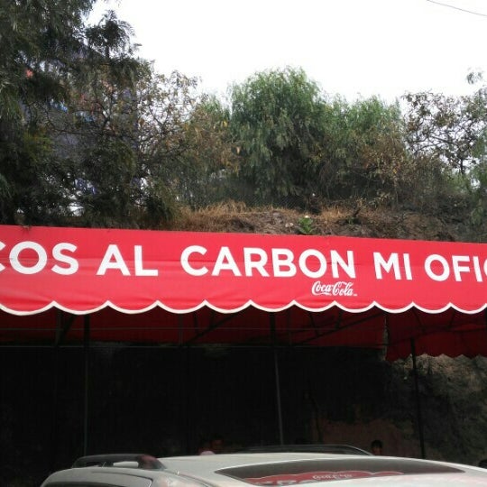 รูปภาพถ่ายที่ Tacos al Carbón &quot;Mi Oficina&quot; โดย Ángel M. เมื่อ 2/9/2016