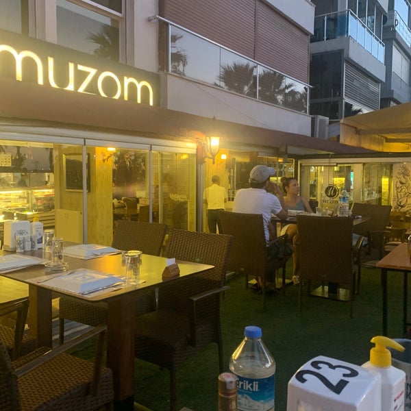 Foto tirada no(a) Muzom Restoran por Kerem Y. em 8/28/2021