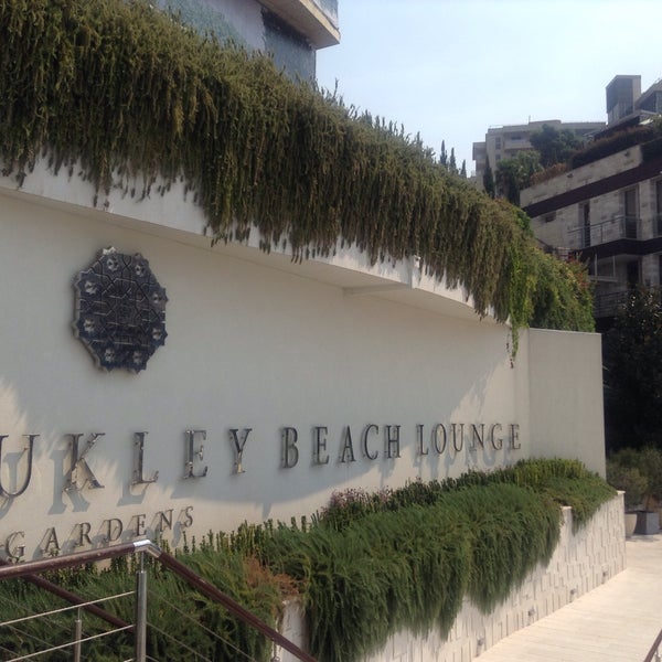 Das Foto wurde bei Dukley Beach Lounge von Jülide Zeynep A. am 9/1/2017 aufgenommen