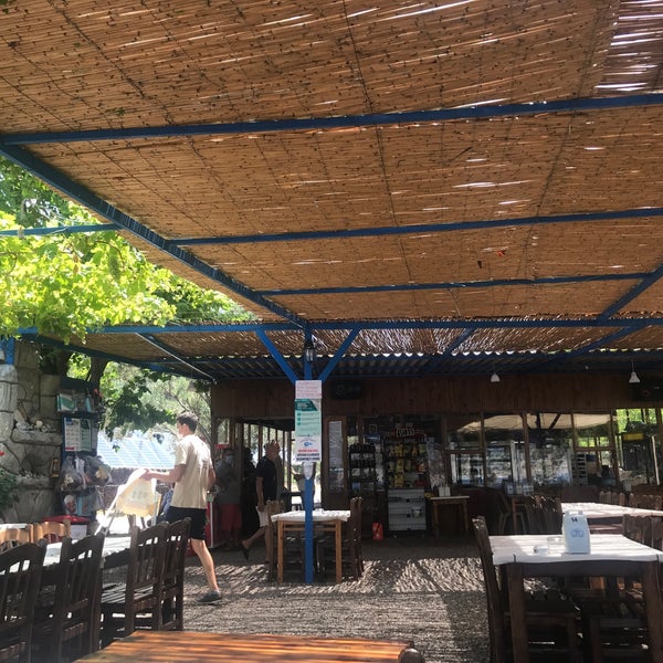 Снимок сделан в Delikyol Deniz Restaurant Mehmet’in Yeri пользователем Sinem M. 7/4/2020