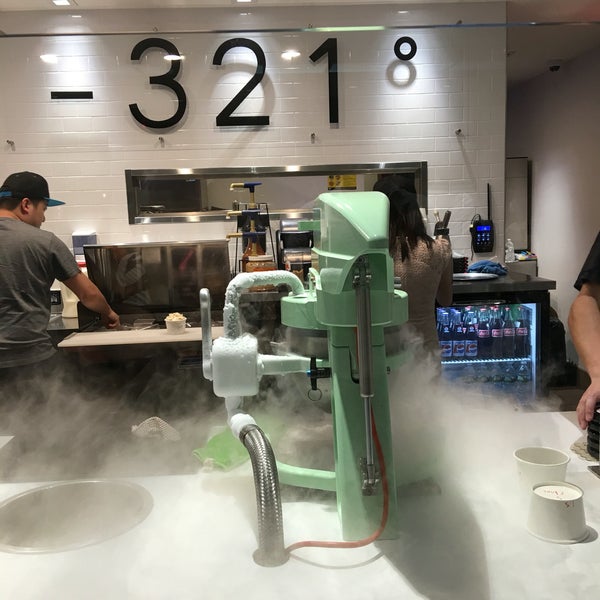 รูปภาพถ่ายที่ -321° Ice Cream Shop โดย SavorySweetLive M. เมื่อ 6/24/2016