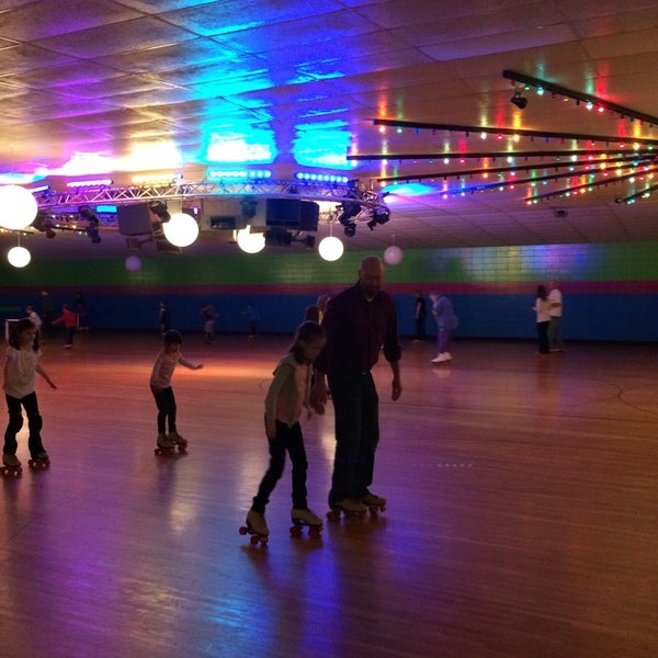3/30/2014 tarihinde Jessica F.ziyaretçi tarafından Skateville Family Rollerskating Center'de çekilen fotoğraf