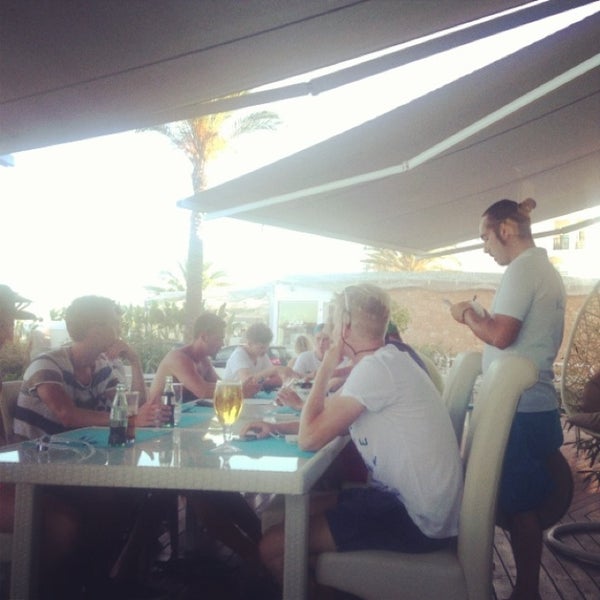 8/5/2013 tarihinde Евгения Е.ziyaretçi tarafından St.Tropez Beach Bar &amp; Restaurant IBIZA'de çekilen fotoğraf