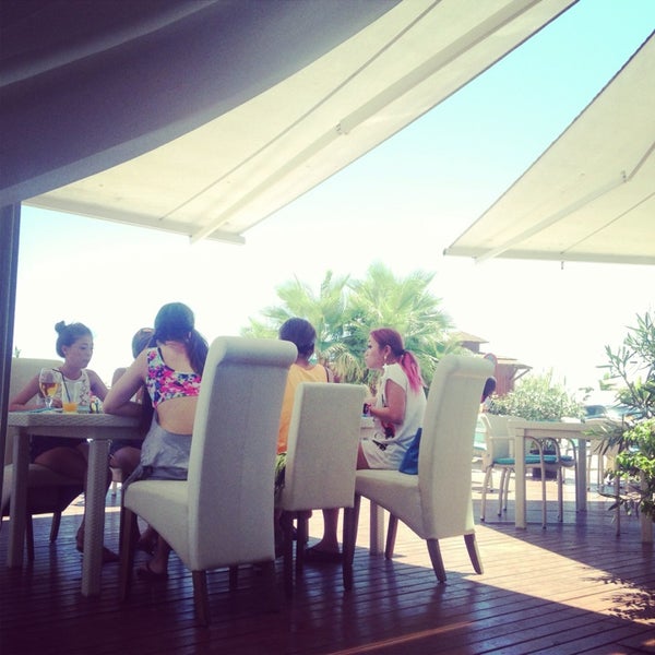 Das Foto wurde bei St.Tropez Beach Bar &amp; Restaurant IBIZA von Евгения Е. am 8/5/2013 aufgenommen
