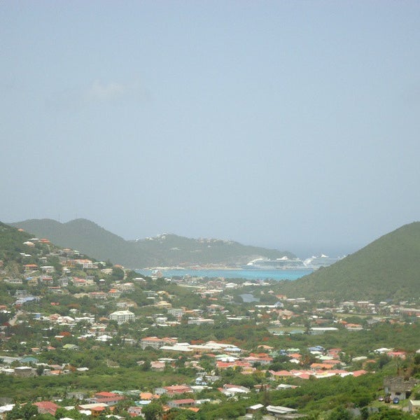 Das Foto wurde bei Leisure Car Rental St. Maarten von Jimmy F. am 10/2/2013 aufgenommen