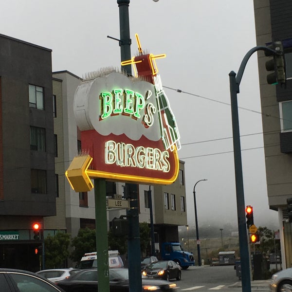 Foto tirada no(a) Beep&#39;s Burgers por Nigel Y. em 5/5/2017