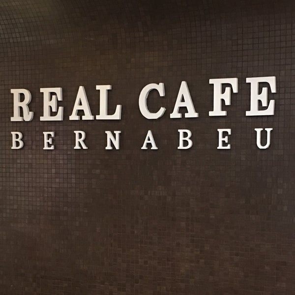 รูปภาพถ่ายที่ Real Café Bernabéu โดย Lil L. เมื่อ 7/16/2017
