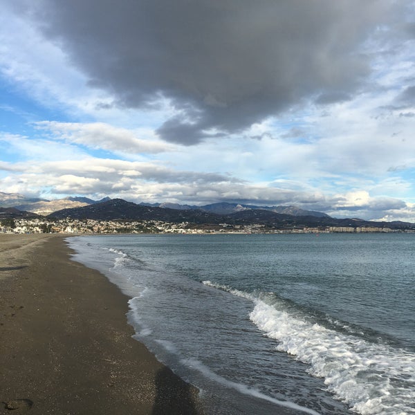 Das Foto wurde bei Playa de Torre del Mar von caline am 11/2/2021 aufgenommen