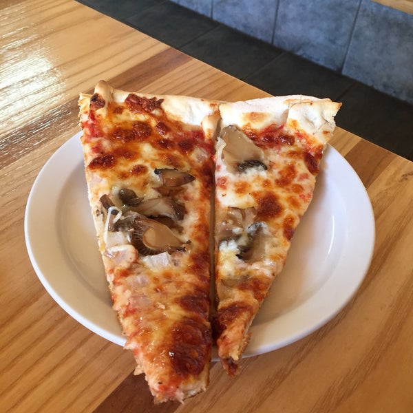 Foto diambil di Coop&#39;s Pizza Parloure oleh Cindy G. pada 10/15/2018