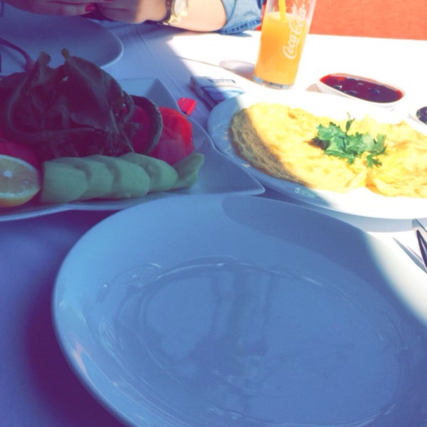Foto diambil di Ömür Liman Restaurant oleh Büşra K. pada 4/25/2017