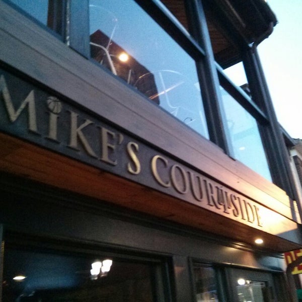 Снимок сделан в Mike&#39;s Courtside Sports Bar &amp; Grill пользователем Jen T. 9/3/2013