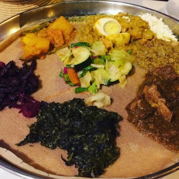 10/4/2015 tarihinde Randy B.ziyaretçi tarafından Demera Ethiopian Restaurant'de çekilen fotoğraf