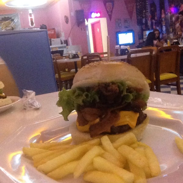 Photo taken at Cheff&#39;s Burger by Huan Augusto L. on 8/22/2014