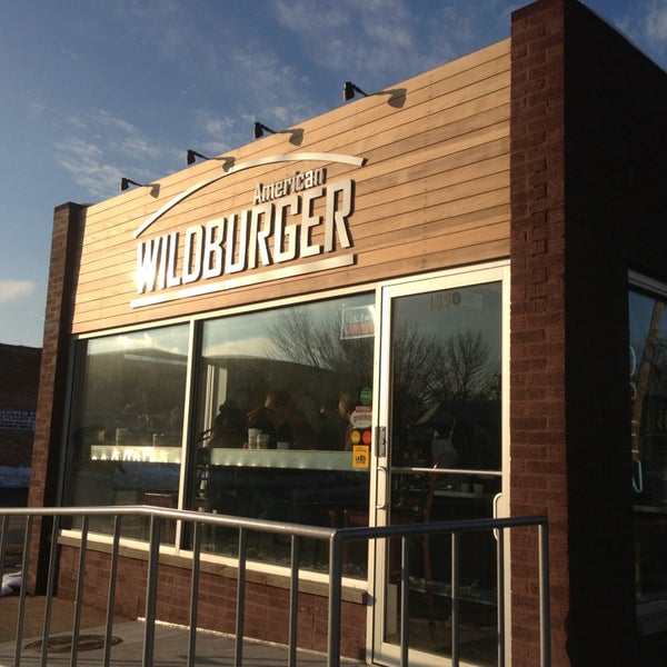 รูปภาพถ่ายที่ American Wild Burger โดย Bruce H. เมื่อ 2/9/2013