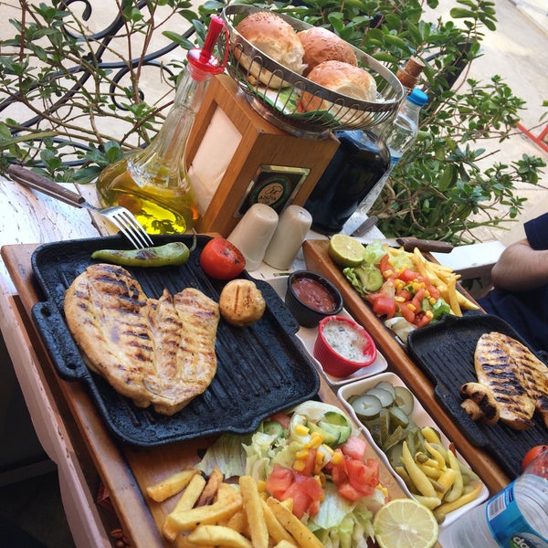 Снимок сделан в Aisha Cafe &amp; Restoran пользователем Semiha Ç. 3/25/2017