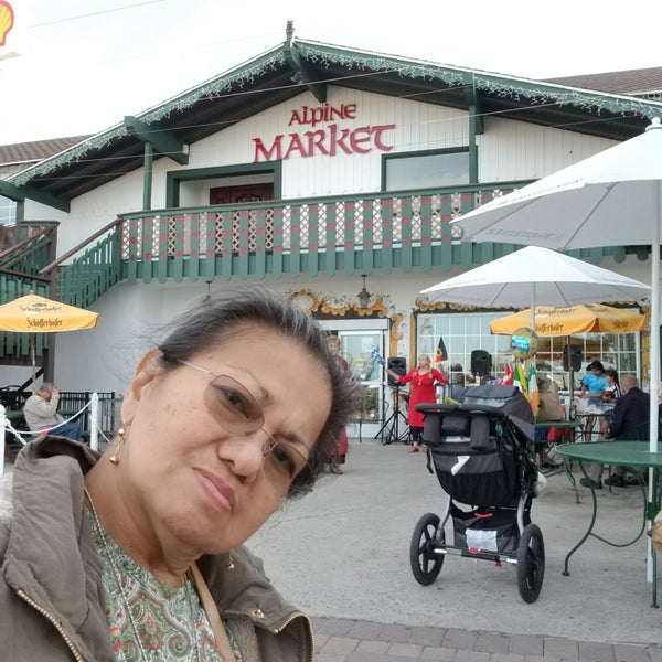 11/18/2017 tarihinde Roselle D.ziyaretçi tarafından Alpine Village Market'de çekilen fotoğraf