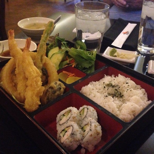 Снимок сделан в Zenshin Asian Restaurant пользователем Roselle D. 4/23/2016