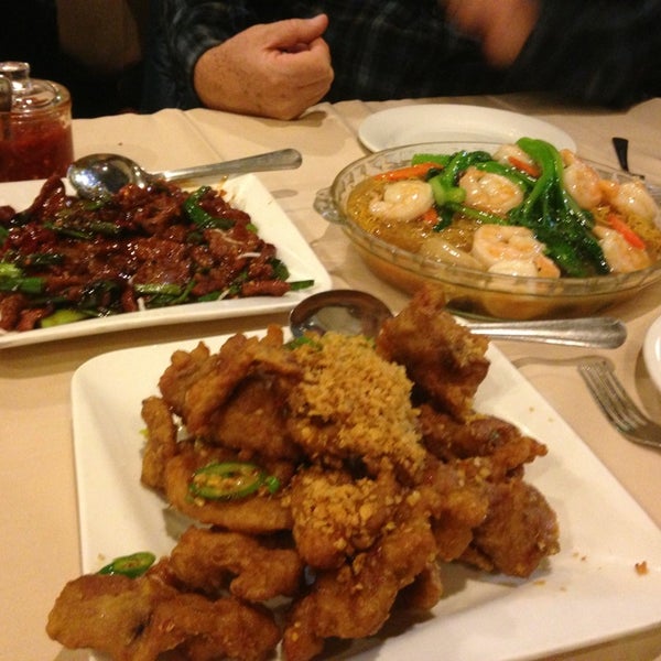 Foto diambil di Joyful House Chinese Cuisine oleh Roselle D. pada 1/2/2014