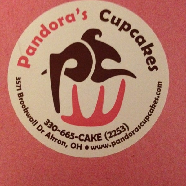 Das Foto wurde bei Pandora&#39;s Cupcakes von Eileen P. am 10/2/2013 aufgenommen
