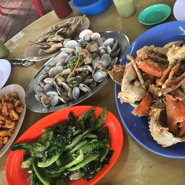 3/11/2017 tarihinde Jeo F.ziyaretçi tarafından Kang Kao Seafood (十八丁港口海鲜楼)'de çekilen fotoğraf