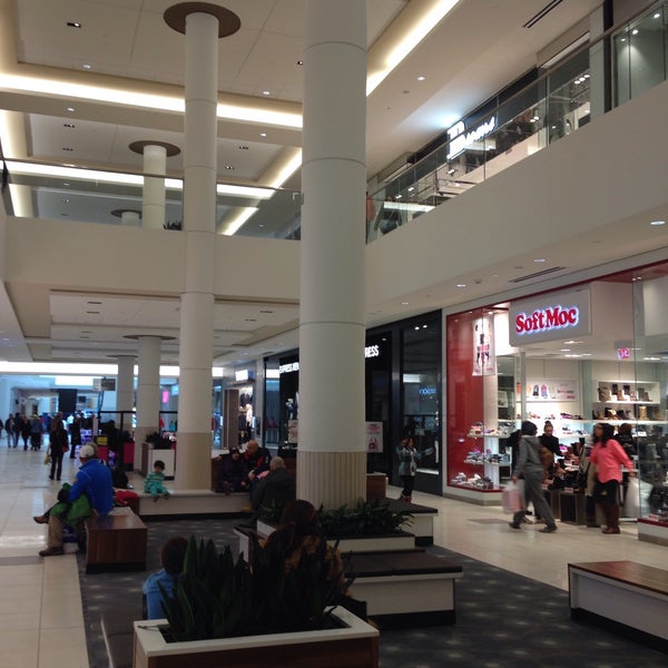 Foto tirada no(a) Bayshore Shopping Centre por Kareem T. em 3/1/2015