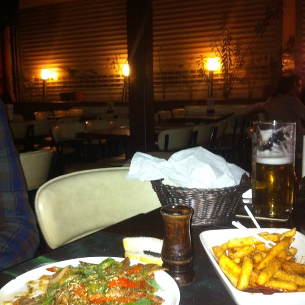 รูปภาพถ่ายที่ Arasta Bar &amp; Restaurant โดย Pirayee F. เมื่อ 11/9/2013