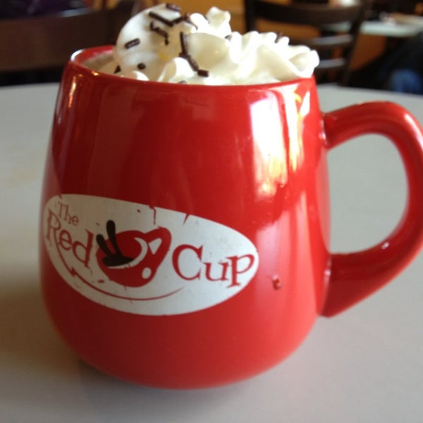 รูปภาพถ่ายที่ The Red Cup โดย Todd L. เมื่อ 12/29/2012