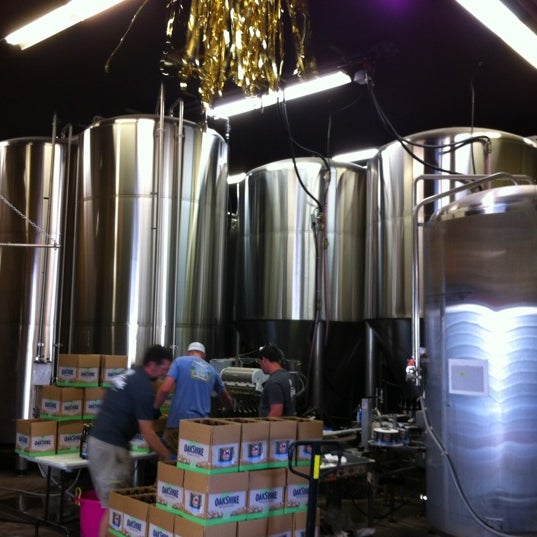 9/24/2012 tarihinde Christoff J.ziyaretçi tarafından Oakshire Brewing'de çekilen fotoğraf