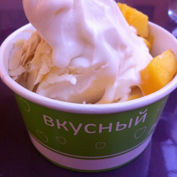 Снимок сделан в YOGU кафе, натуральный замороженный йогурт пользователем Жанна Р. 9/8/2014