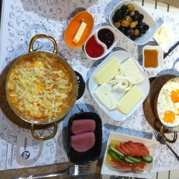 Foto diambil di Siyah Cafe &amp; Breakfast oleh Ayşe Didem Y. pada 1/3/2015