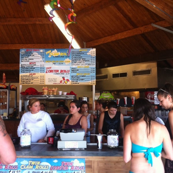 รูปภาพถ่ายที่ Easton Beach Snack Bar โดย Matt H. เมื่อ 7/5/2014