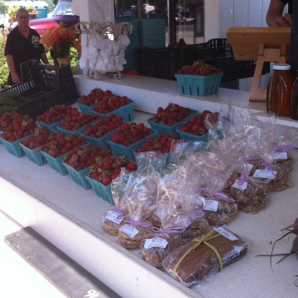 Photo taken at Pattys Berries and Bunches by Matt H. on 6/29/2014