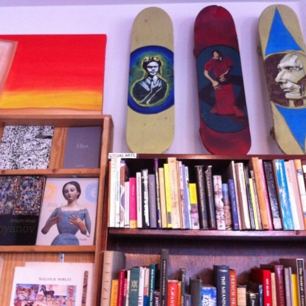 Foto diambil di Word Up: Community Bookshop/Libreria oleh Aracelis S. pada 6/12/2014