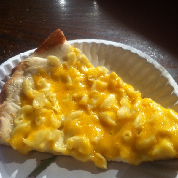 4/25/2013にConnor T.がDimo&#39;s Pizzaで撮った写真