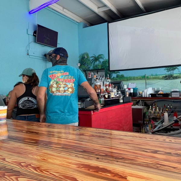 Photo prise au Toasted Monkey Beach Bar par Chris V. le10/17/2020