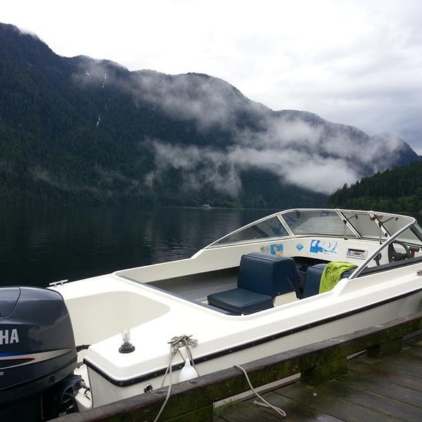 8/9/2013 tarihinde Granville Island Boat Rentalsziyaretçi tarafından Granville Island Boat Rentals'de çekilen fotoğraf