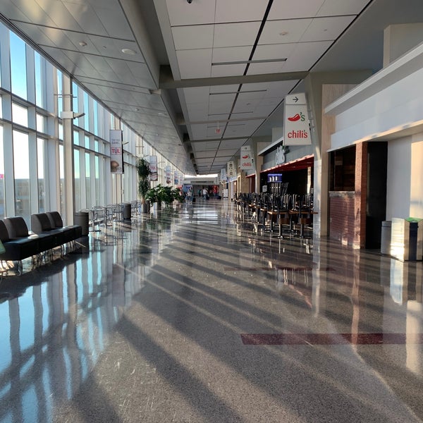 รูปภาพถ่ายที่ Tulsa International Airport (TUL) โดย Shaw A. เมื่อ 10/3/2021