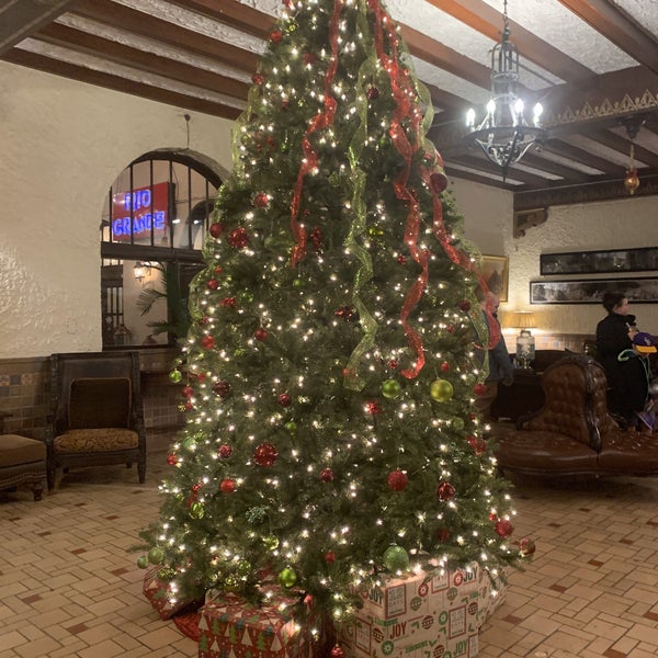 Foto diambil di The Holland Hotel oleh Shaw A. pada 12/27/2019