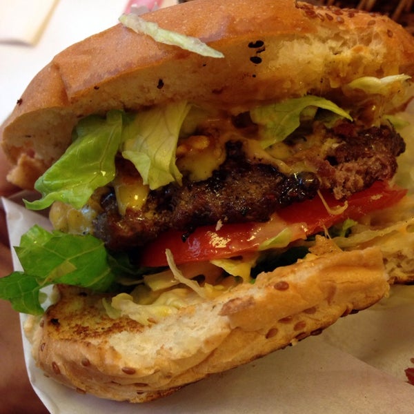 10/18/2013에 Orkhan K.님이 Egg &amp; Burger에서 찍은 사진