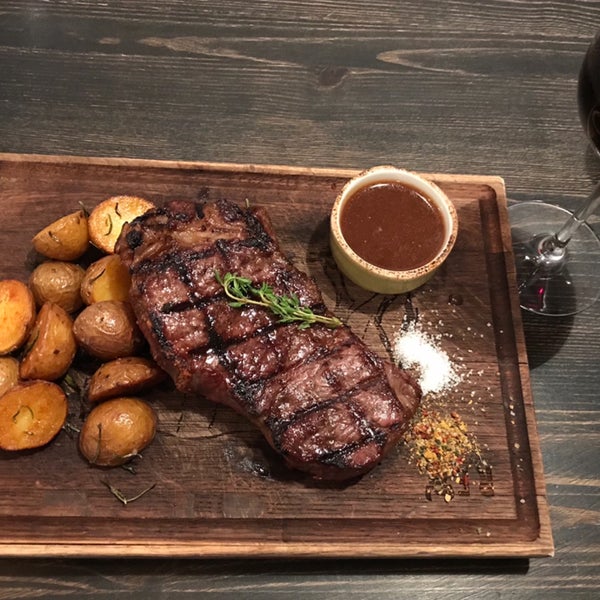Foto tirada no(a) Red. Steak &amp; Wine por  Vadim V. em 6/9/2019