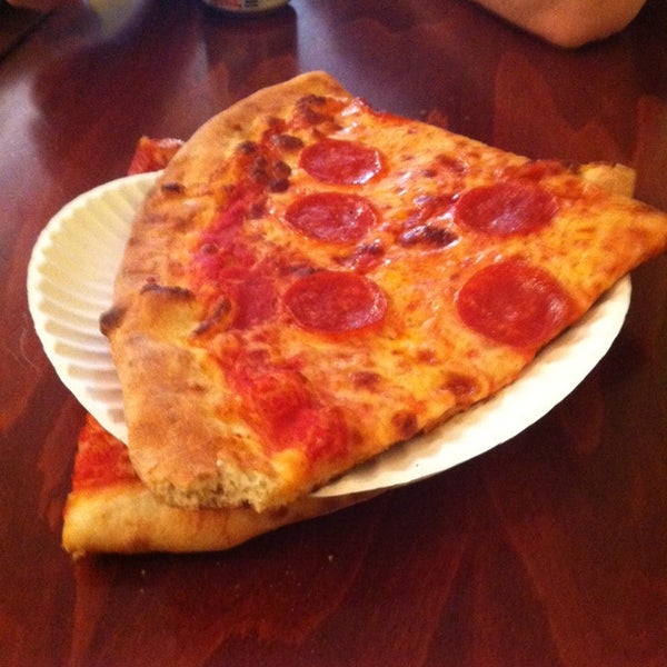 Foto diambil di Dupont Pizza oleh Robert S. pada 6/27/2014
