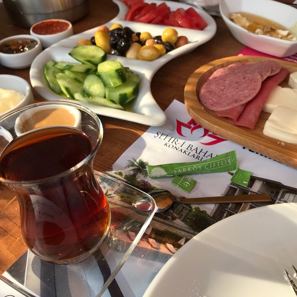Das Foto wurde bei Şarköy Çiftlik Şarküteri &amp; Kahvaltı von Asi Ve Mavi 💑 am 9/8/2018 aufgenommen