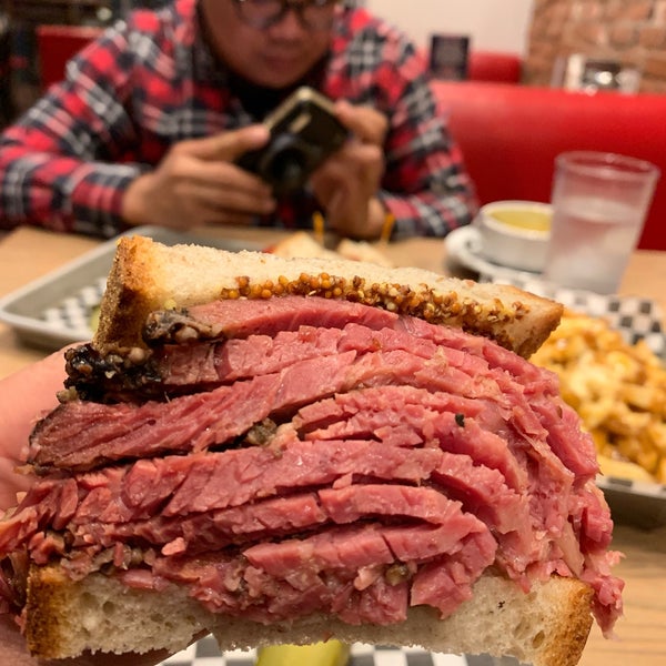 Foto diambil di Dunn’s Famous Restaurant &amp; Delicatessen oleh Lulu P. pada 1/15/2019