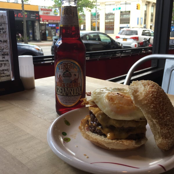 6/1/2017 tarihinde Raymond L.ziyaretçi tarafından F. Ottomanelli Burgers and Belgian Fries'de çekilen fotoğraf