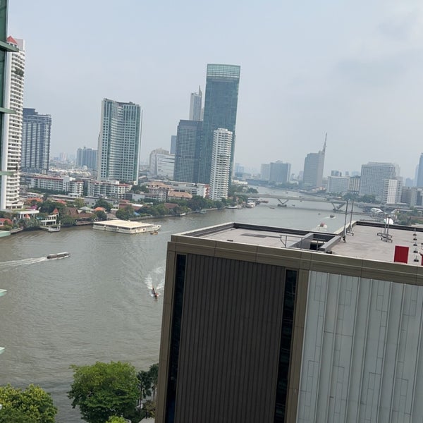 Foto diambil di Chatrium Hotel Riverside Bangkok oleh R🪭 pada 5/4/2024