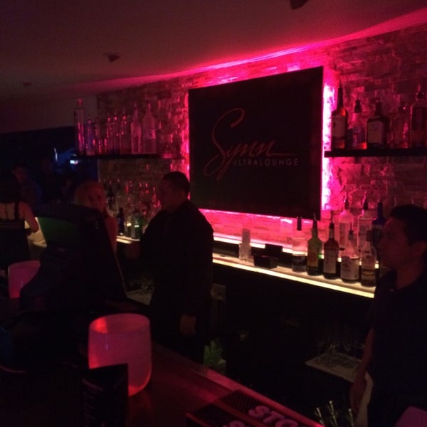 Photo prise au UROPA Nightclub &amp; Lounge par Jason R. le5/18/2014
