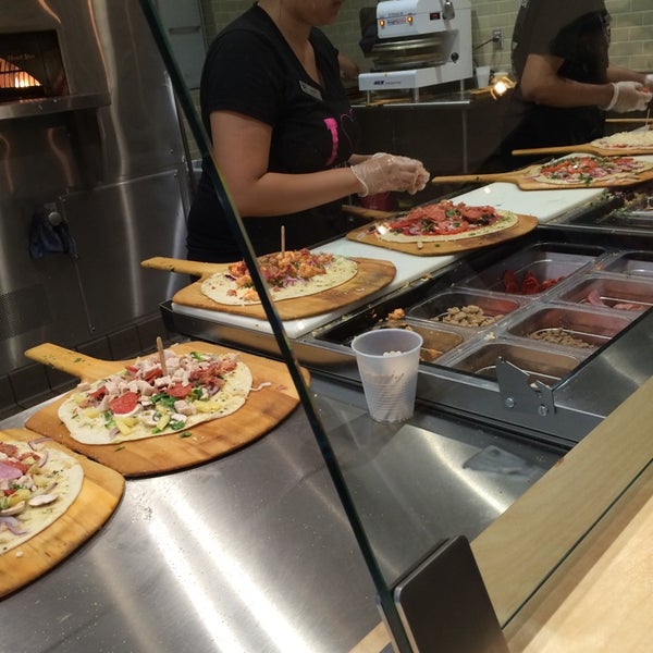 Снимок сделан в Pieology Pizzeria пользователем Angelica R. 8/5/2014