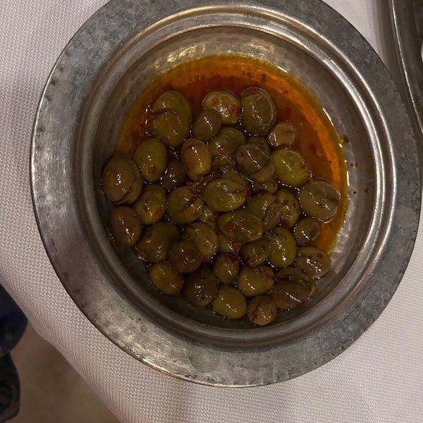 Das Foto wurde bei Bağdadi Restoran von Tülay Ö. am 10/7/2023 aufgenommen