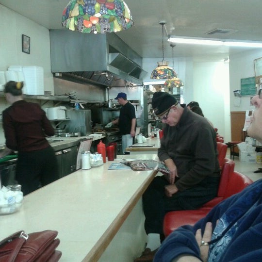 Foto tirada no(a) Vickie&#39;s Diner por Michael Z. em 12/8/2012